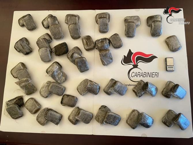 Taranto, sgominata piazza di spaccio al rione Salinella: sequestrati 6 kg di hashish