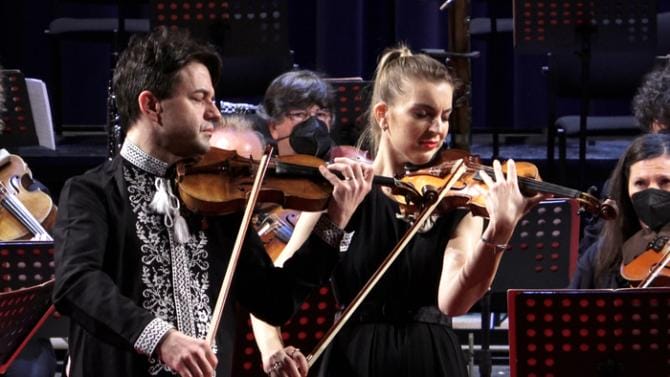 Concerti per la pace a Bari e Cisternino: sul palco i violinisti Milas (russa) e suo marito Semchuk (ucraino)