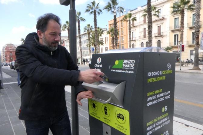 Bari, in via Sparano arriva il “cestino intelligente”: via alla sperimentazione
