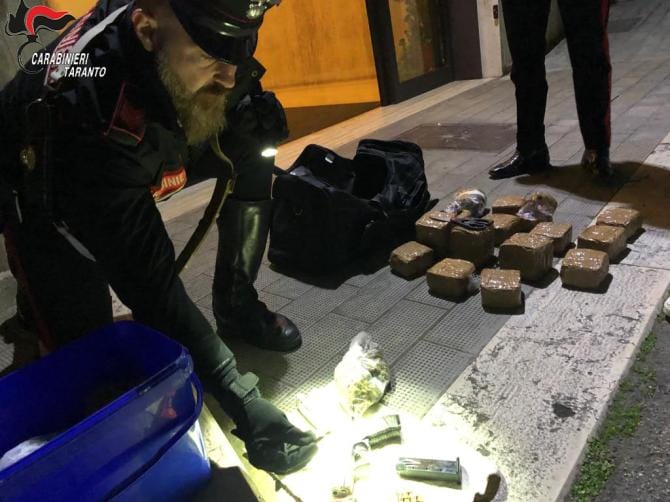 Taranto: 8,5 chili di droga, una pistola e munizioni sequestrate in pieno centro