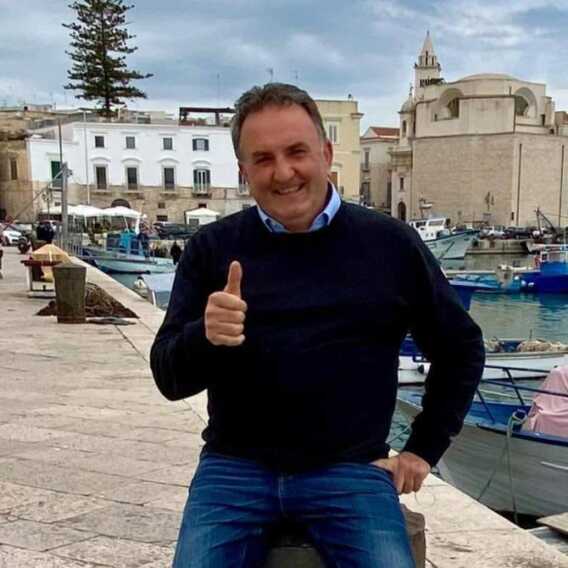 Impatta con l’auto contro un branco di cinghiali: morto noto imprenditore agricolo di Lesina