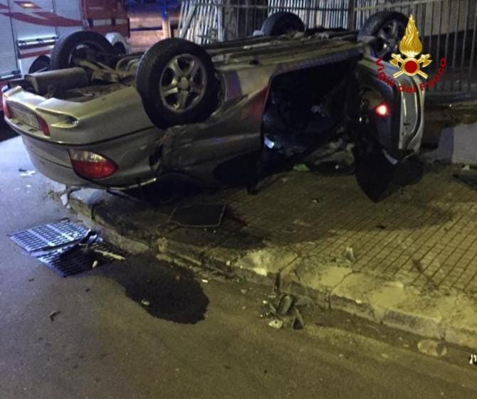 Auto si ribalta nella notte a Trepuzzi, soccorso un 33enne