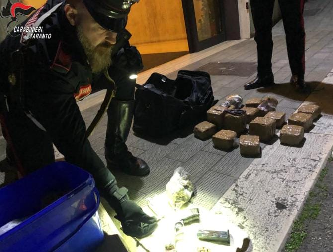 Droga e pistola nascoste in un armadietto a Taranto: individuato e arrestato il responsabile