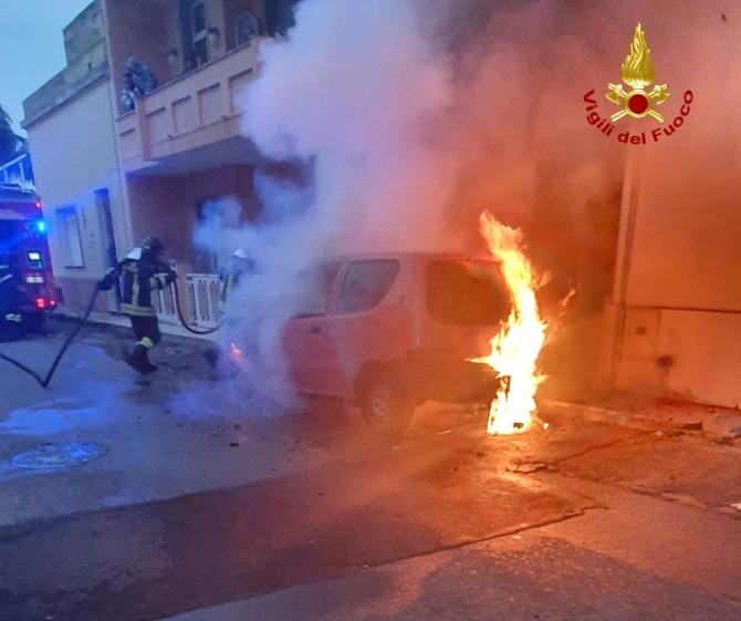 Auto in fiamme all’alba a Racale, nel leccese. Intervengono i Vigili del fuoco