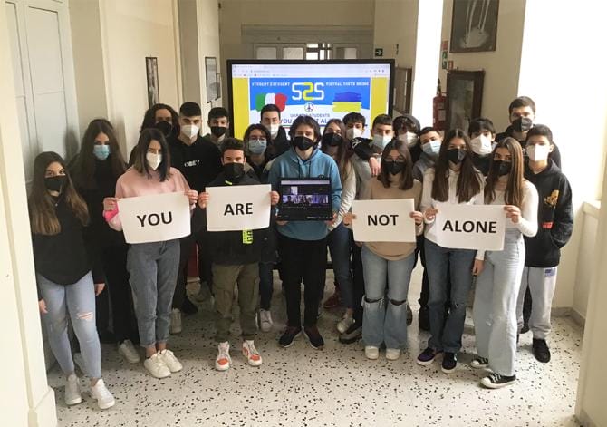 “Non siete soli”, da un’idea di studenti salentini nasce un ponte web tra classi italiane e ucraine