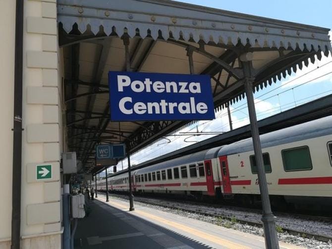 Potenza, urtato da un treno nei pressi di un passaggio a livello: morto un 82enne