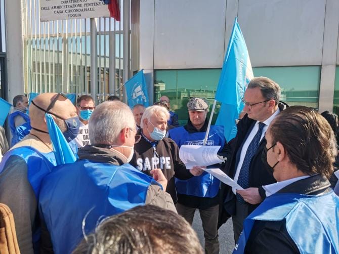 Carceri, agenti di Polizia penitenziaria si incatenano a Foggia: «Basta aggressioni»