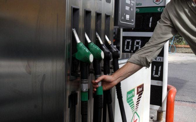 Carburanti, 19mila euro di sanzioni a distributori in Salento: violazioni nei prezzi e nella pubblicità