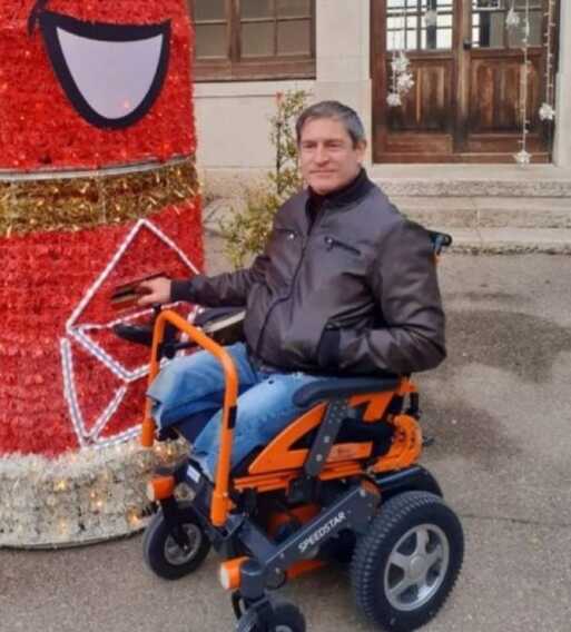 Rubata la carrozzina elettrica a Raffaele, il 50enne tranese senza gambe per un’infezione