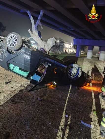 Brindisi, auto si ribalta all’“incrocio della morte”: quattro persone in ospedale