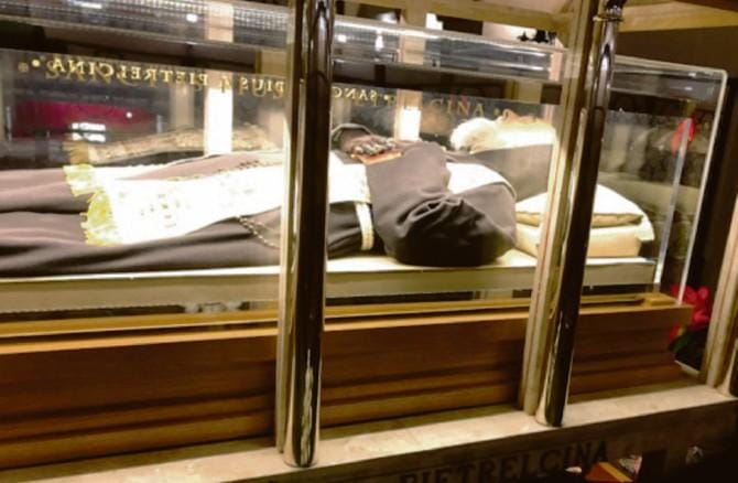 La traslazione del corpo di San Pio nella cripta della grande Chiesa