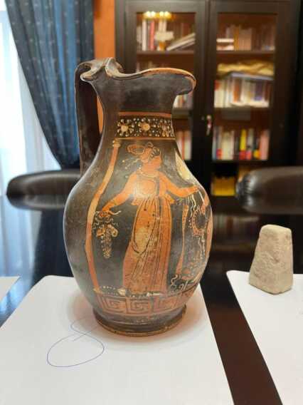 Troia, ignoto cittadino dona reperti archeologici al Comune. Il sindaco: «Non credo ai miei occhi»