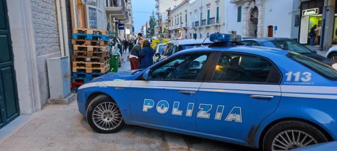 Bitonto, rapina ad un negozio in pieno centro: minacciano la cassiera e portano via l’incasso