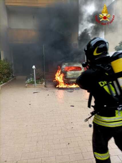 Mesagne, auto in fiamme in un parcheggio condominiale: intervengono i Vigili del fuoco
