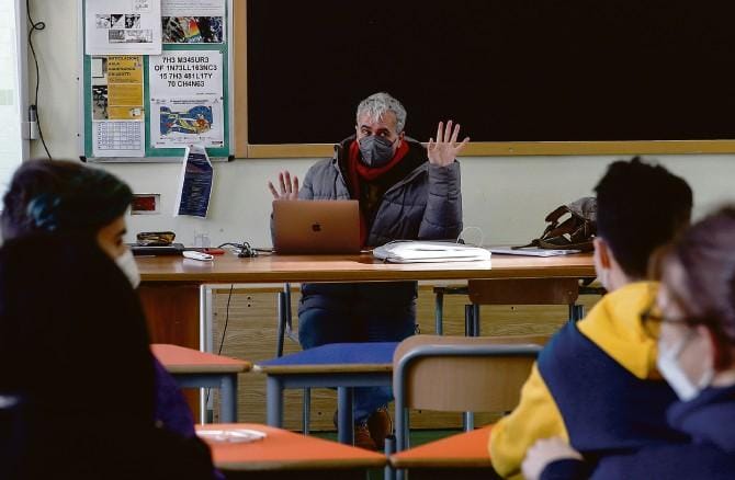 No vax a scuola: «Non ha senso». Domani il rientro dei docenti dopo la sospensione