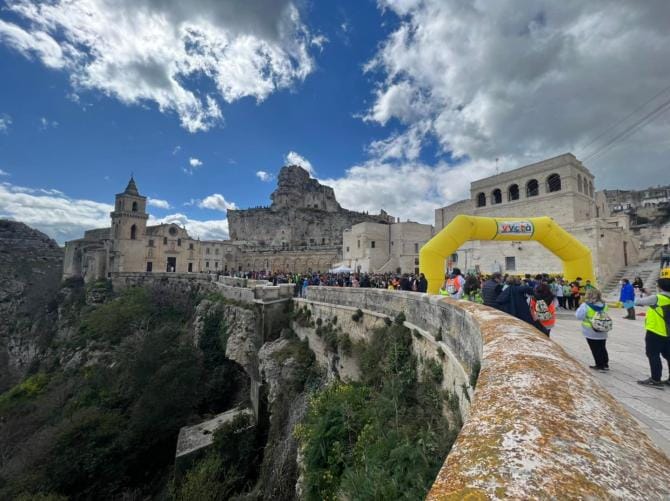 Vivicittà, oltre 1200 iscritti per le vie dei Sassi
