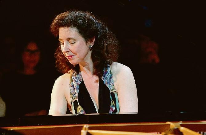 Fondazione Petruzzelli, domani Angela Hewitt con musiche di Bach