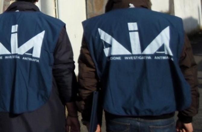 Bomba davanti a un bar, due arresti per mafia a Potenza