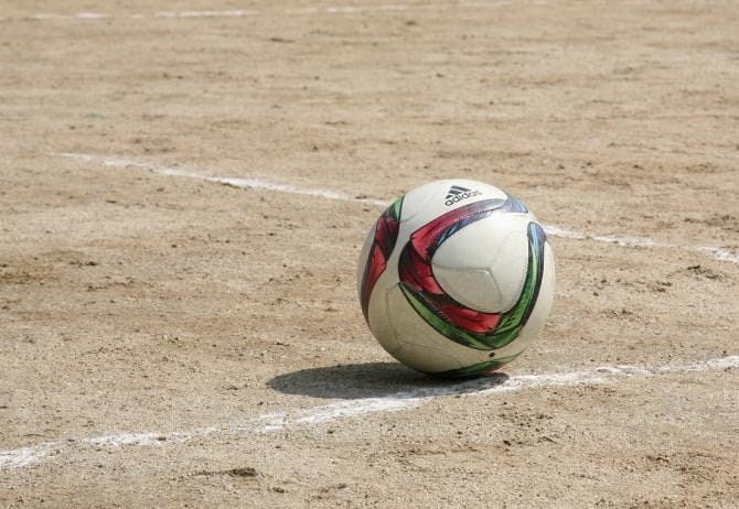 Match over 30 interrotto in Salento: arbitro ferito dalla caduta di una finestra nello spogliatoio