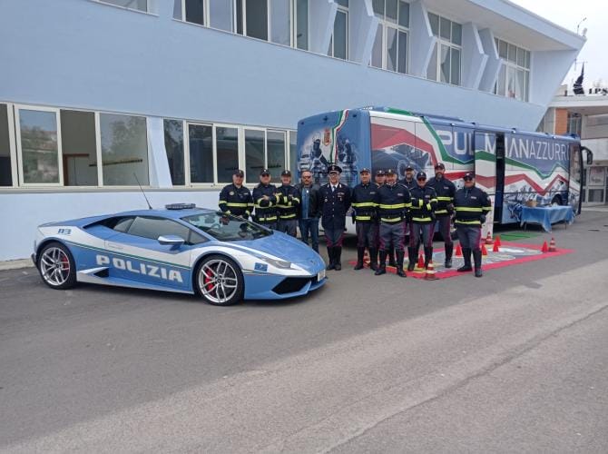 Vieste, poliziotti “maestri di sicurezza”: il Pullman Azzurro diventa un’aula per l’educazione stradale