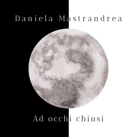 “Ad occhi chiusi”, il nuovo singolo di Daniela Mastrandrea
