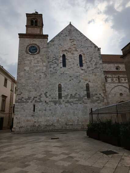 Mari e Monty: tra chiese e sepolcri la fede di Bari vecchia