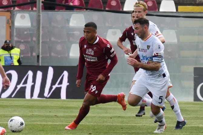 Serie B, Lecce sconfitto di misura al “Granillo”: i giallorossi perdono la testa della classifica