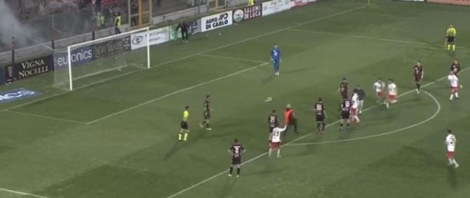 Entrarono in campo per aggredire Iemmello del Catanzaro: Daspo per 5 anni per 2 tifosi del Foggia