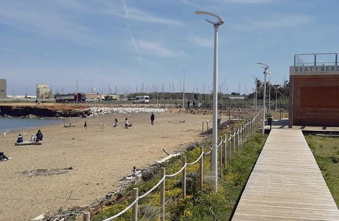 Brindisi, malinteso su “Seaty Beach” di Cala Materdomini. Il Comune: via lettini e ombrelloni