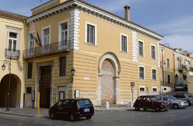 Il fossile della burocrazia in bella mostra al museo