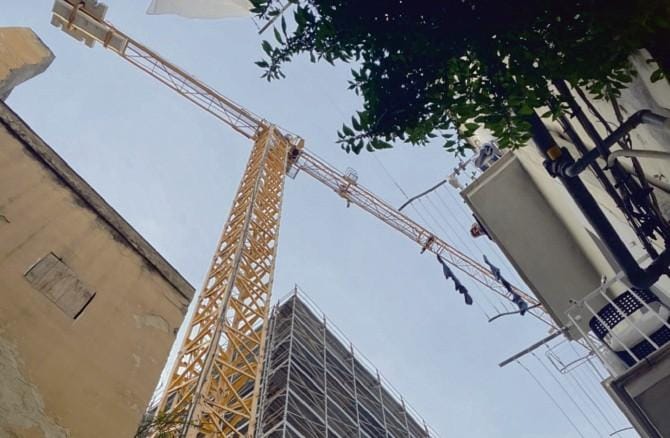 Barletta, il “gigante d’acciaio” che penzola  dopo 12 anni potrebbe avere le ore contate