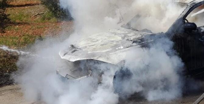 Nota fumo da cofano auto, vigile fuori servizio spegne incendio