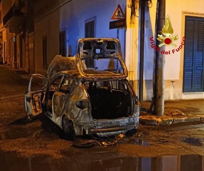 Martano, auto carbonizzata per incendio accidentale. Le fiamme danneggiano un palo Enel Martano, auto carbonizzata per incendio accidentale. Le fiamme danneggiano un palo Enel