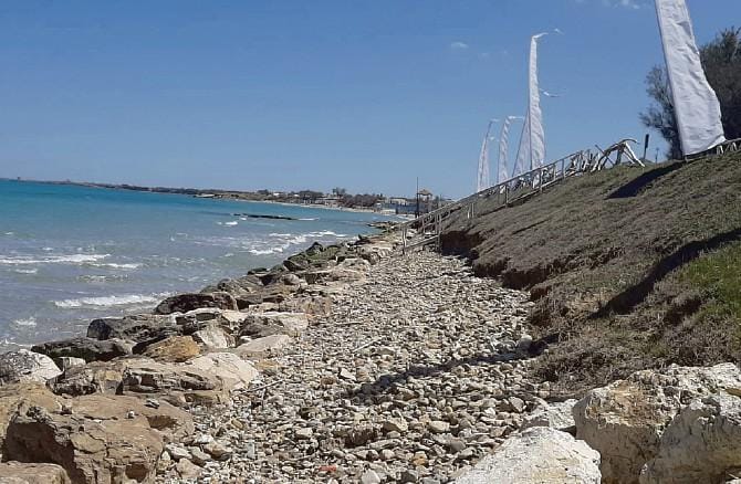 Brindisi, le mareggiate risucchiano la spiaggia. Al Guna sono rimasti solo scogli e pietre