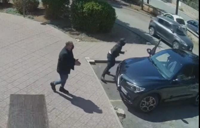 Bisceglie: rubano un’auto davanti al proprietario. Azione ripresa dalle telecamere di sorveglianza | VIDEO