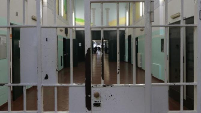 Carceri, a Bari detenuto appicca fiamme nella sua cella. A Lecce due agenti ferite per evitare suicidio