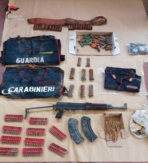 Kalashnikov con proiettili e pettorine delle forze dell’ordine trovati nelle campagne di Cerignola