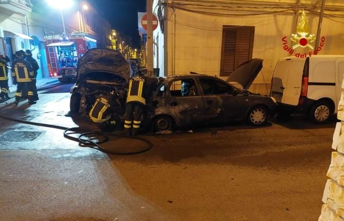 Brindisi, incendio nella notte nel centro abitato: due auto distrutte dalle fiamme