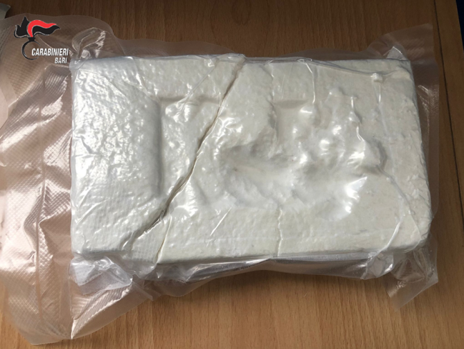Viaggiava con 1 chilo di cocaina nascosto sotto il sedile dell’auto: arrestato 31enne di Altamura