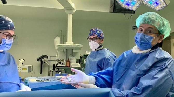 Installato a Bari micro pacemaker wireless per incontinenza. Paziente può regolare impulsi e ricaricarlo