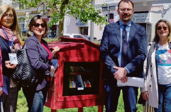 Inaugurato a Matera lo spazio per il bookcrossing nella Villa comunale: «Format da replicare»