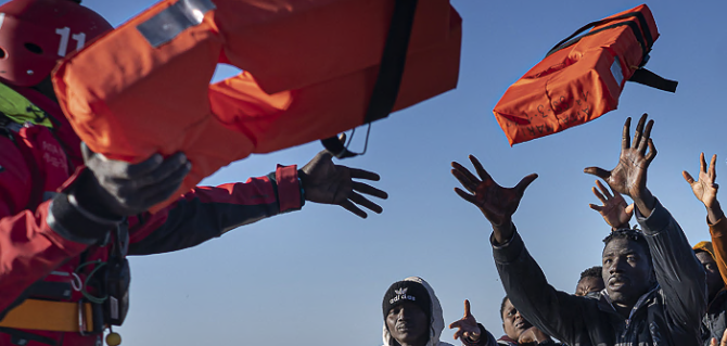 Taranto, sbarcati 438 profughi. Oltre 116 i minori non accompagnati e 4 donne incita