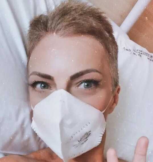 La lezione di Raffaella sui social «Racconto il cancro con l’ironia»