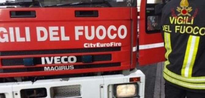 Furgoni in fiamme nella notte a Brindisi: carabinieri indagano per dolo