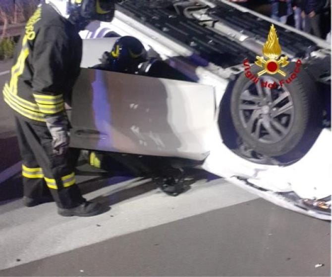 Tampona l’auto che la precede e si ribalta sulla San Cataldo – Lecce: una donna in ospedale