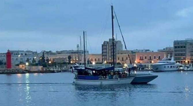 Gallipoli: 47 migranti intercettati all’alba dalla guardia di finanza, tra loro una decina di minori