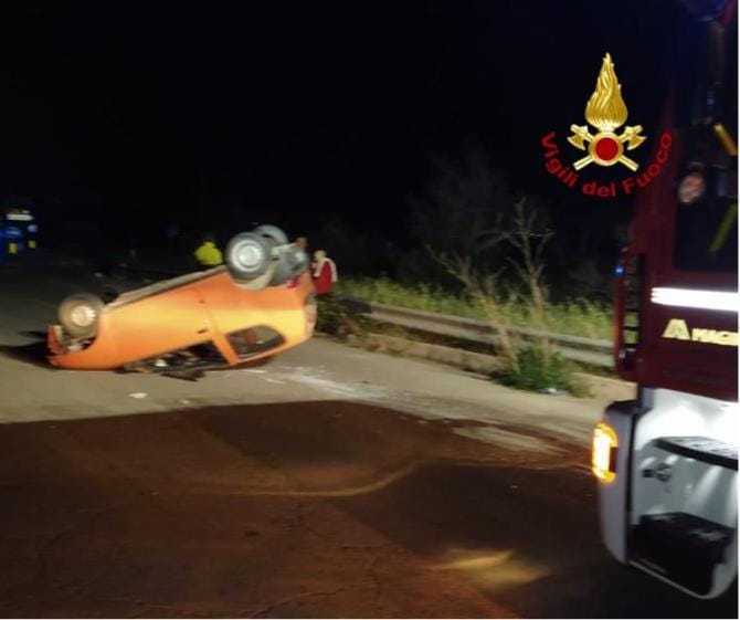Auto si ribalta nella zona industriale di Nardò: grave una 81enne trasportata in ospedale in codice rosso