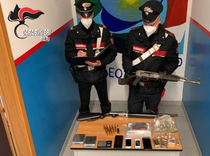 Un kalashnikov e un fucile nascosti in salotto e diversi grammi di droga: due persone arrestate a Modugno | VIDEO