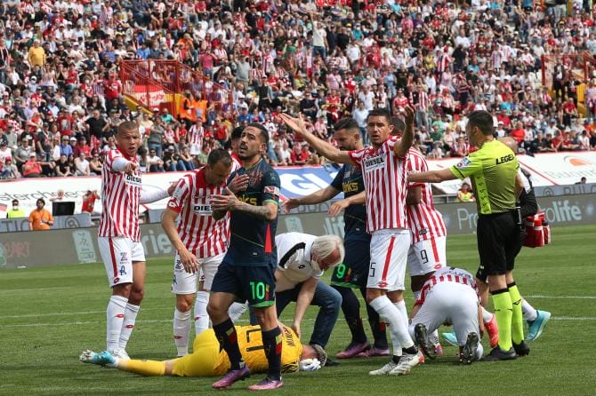 Bomba carta lanciata durante Vicenza-Lecce: multa da 10mila euro alla società salentina