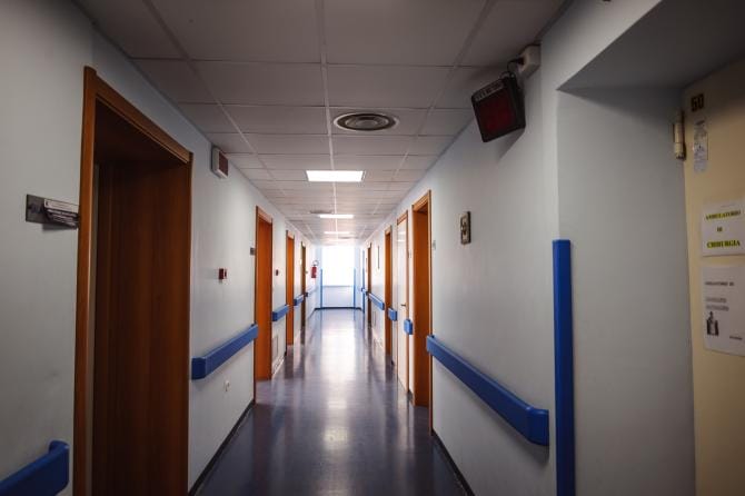 In Puglia bloccati 17 progetti e 245 milioni nell’edilizia sanitaria. Amati: «Tetti crollano e interventi fermi»
